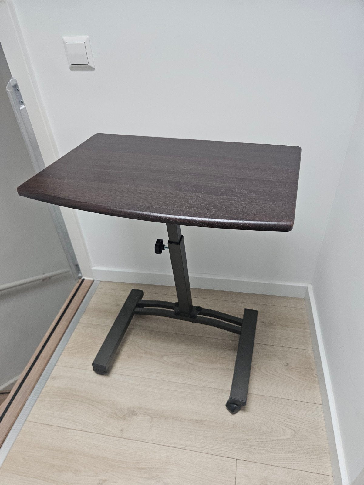 Verstelbare bijzet tafel laptop tafel op wieltjes - Donkerbr, Ophalen of Verzenden, Gebruikt, Rechthoekig, Modern, functioneel