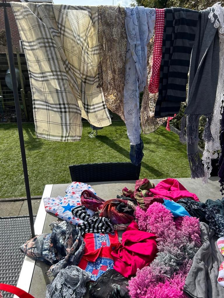 45 sjaaltjes / shawls in 1 koop (voor rommelmarkt?), Ophalen of Verzenden, Zo goed als nieuw