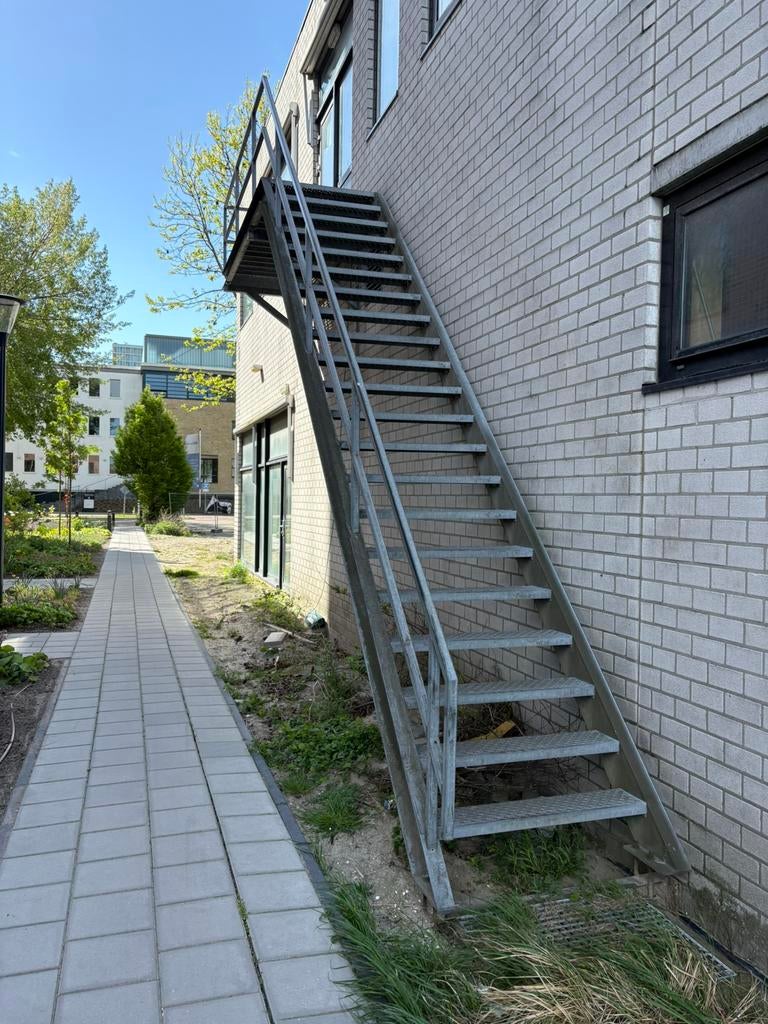 Stalentrap trap staal met bordes zeer netjes, Ophalen, Zo goed als nieuw, 2 tot 4 meter