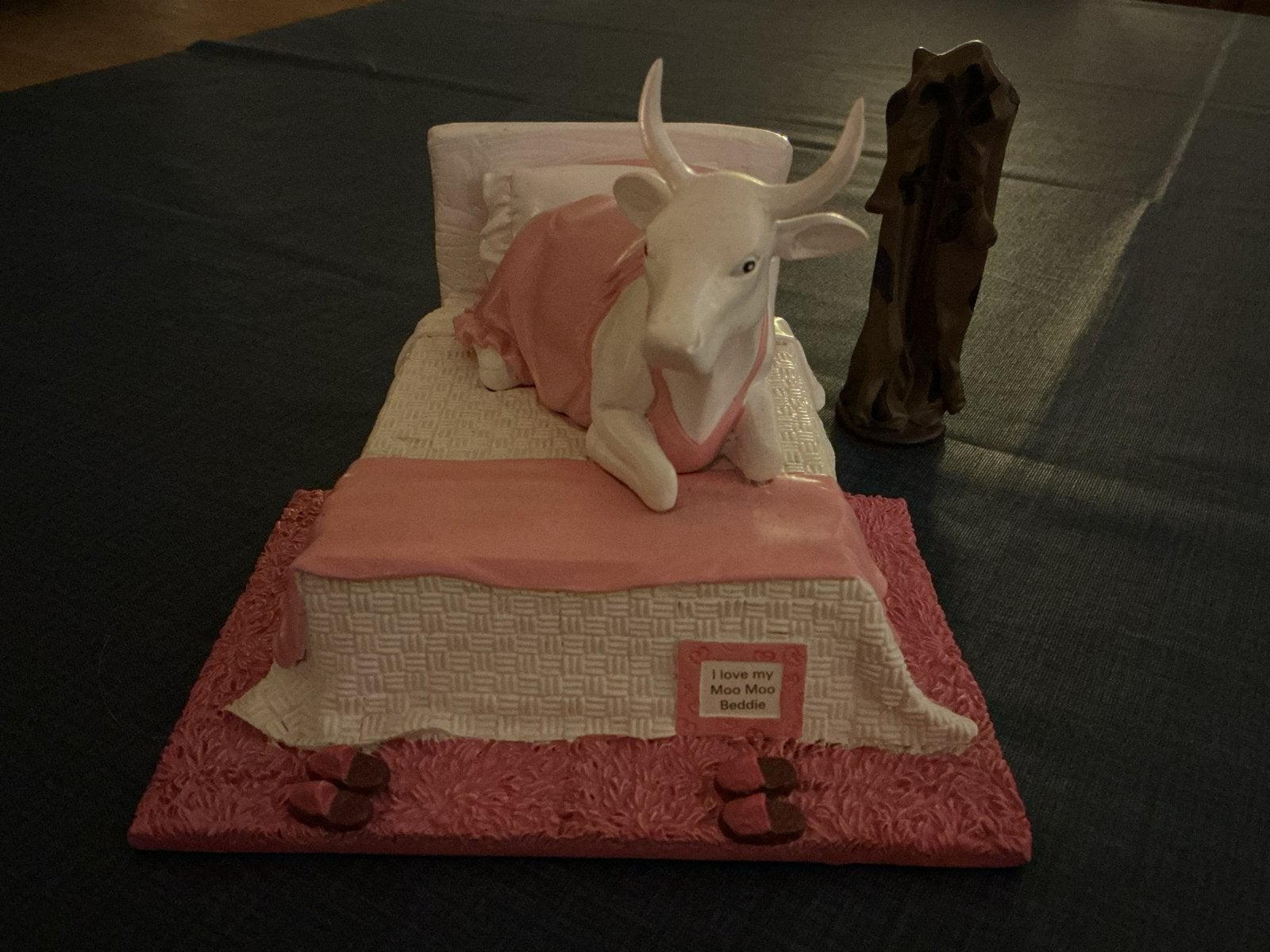 Cow Parade Koe in Bed Beeldje - "I Love My Moo Moo Beddie", Ophalen of Verzenden, Nieuw, Dier