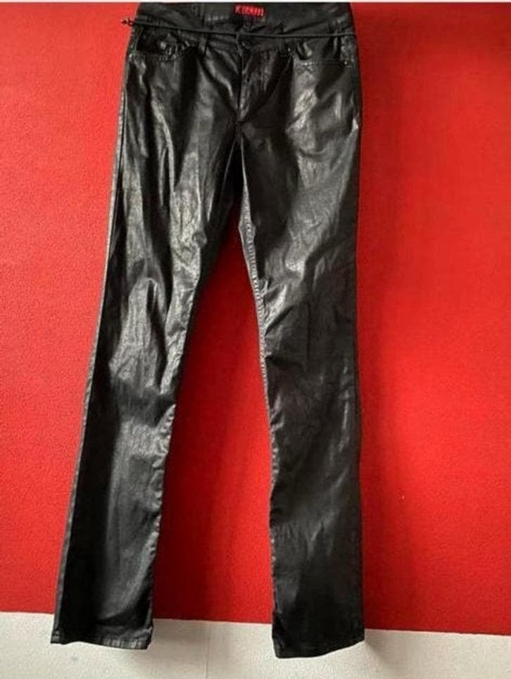 Lederlook broek zwart van Dreamstar maat 38. ZGAN, Maat 38/40 (M), Zwart, Ophalen of Verzenden, Zo goed als nieuw
