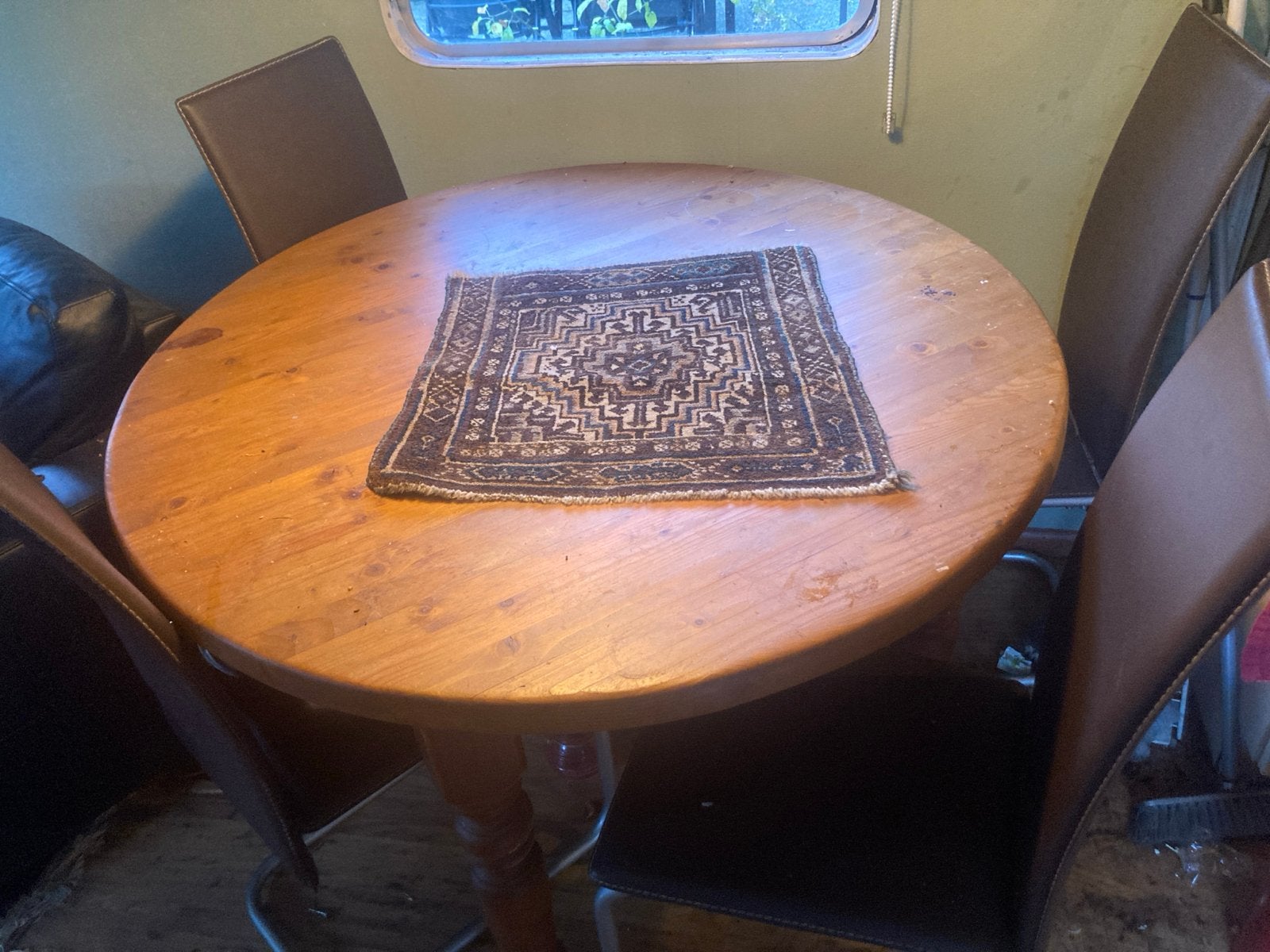 Ronde tafel en 4 stoelen ( skai-leer bruin), Ophalen, Gebruikt, Bruin, Leer