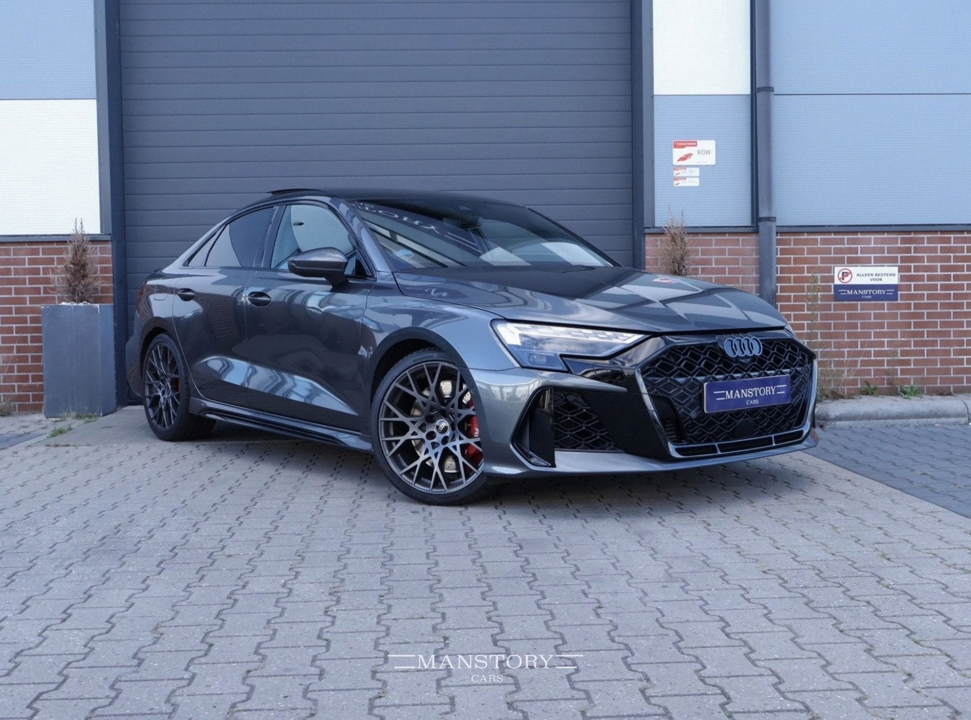 Audi A3 Limousine 2.5 TFSI RS 3 quattro, Auto's, Automaat, Dealer onderhouden, Gebruikt, Zwart