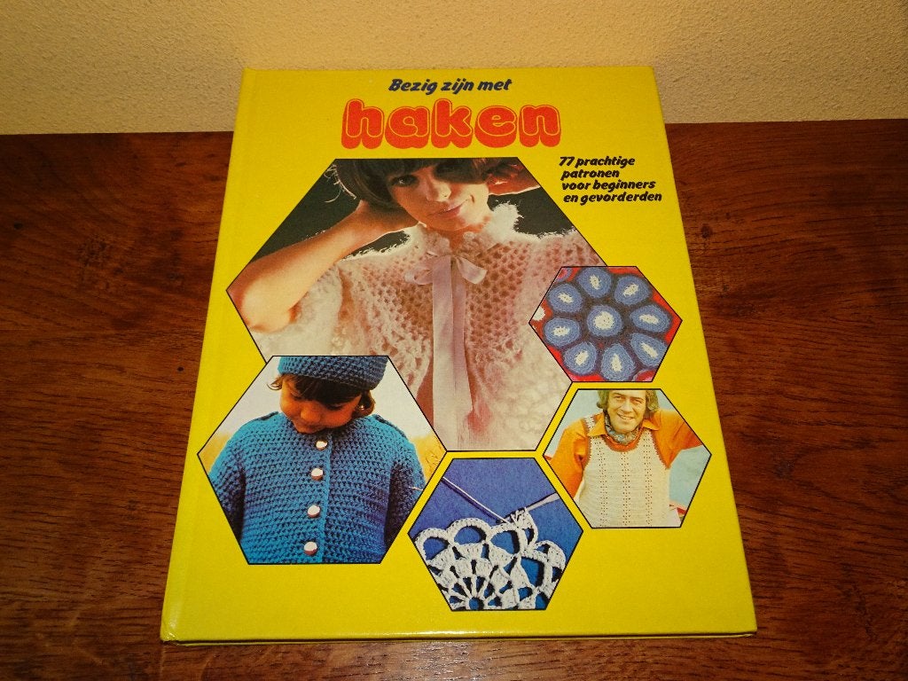 Vintage patroonboek :Bezig zijn met haken uit 1972, Ophalen of Verzenden, Zo goed als nieuw, Haken, Patroon of Boek