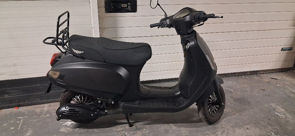 DJJD Brom scooter, Fietsen en Brommers, Ophalen, Maximaal 45 km/u, DjjD Cashmere, Zo goed als nieuw