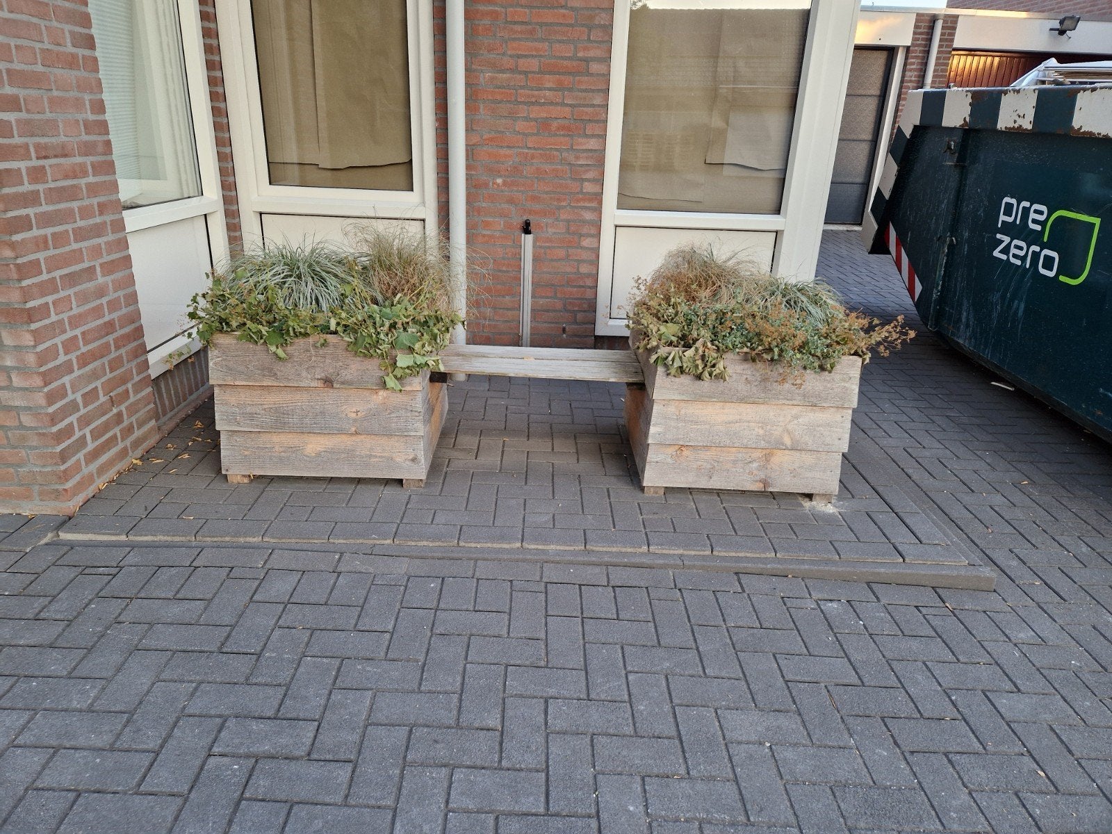 2 bloembakken met bankje er tussen van hout, Ophalen