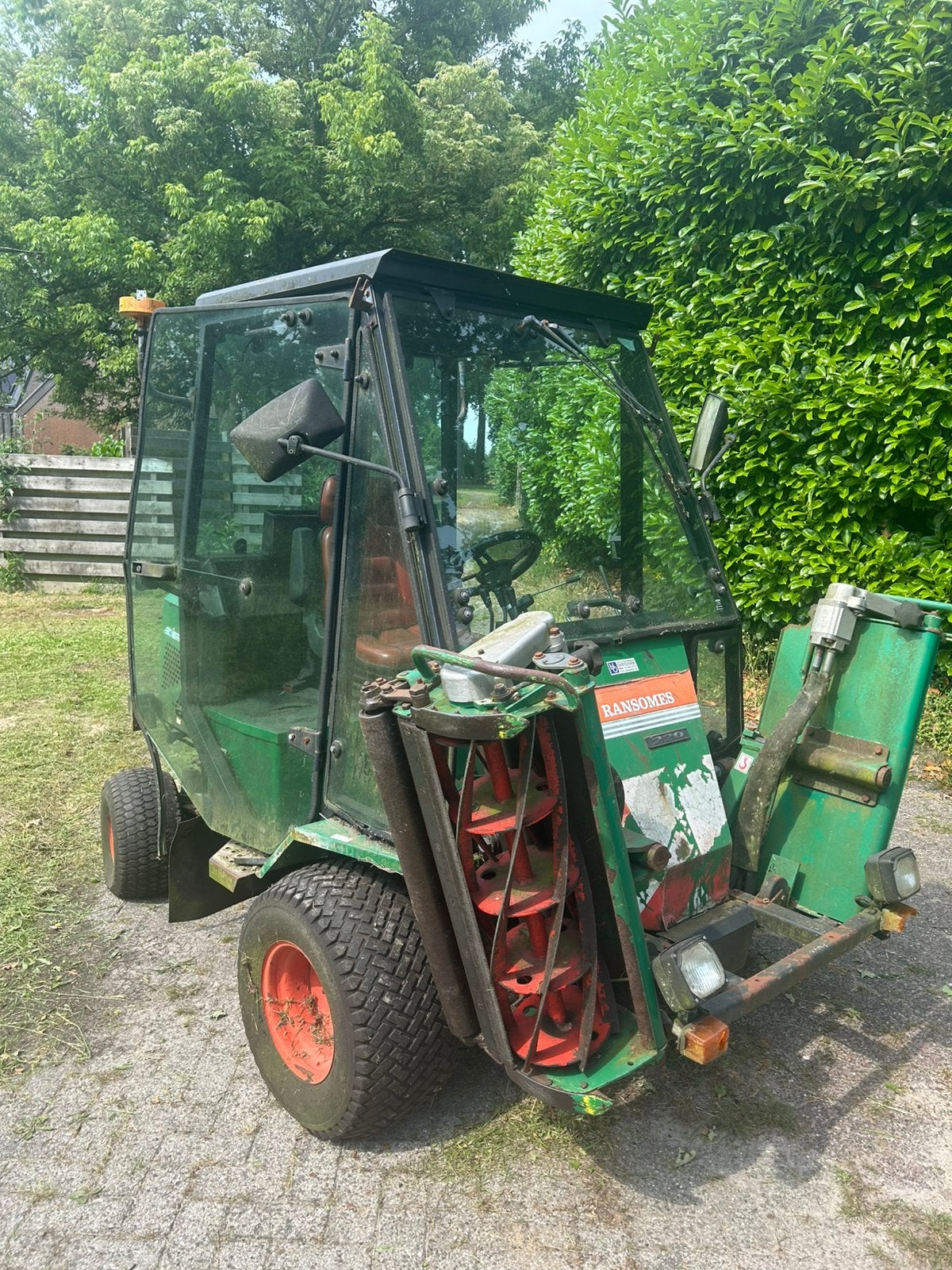 Ransomes kooimaaier 220 - M28 - 4WD, Tuin en Terras, Zitmaaiers, Ophalen, Zo goed als nieuw, 120 cm of meer