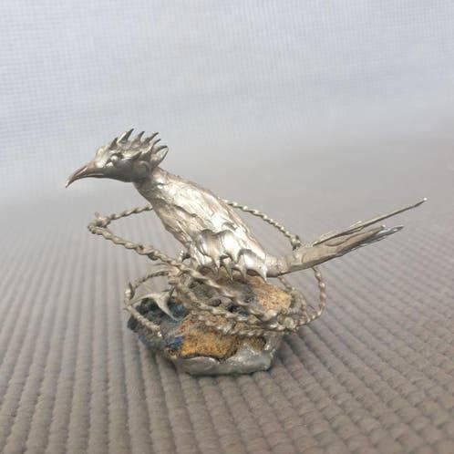 Vintage miniatuur tinnen roadrunner vogel beeldje op steen, Ophalen of Verzenden, Zo goed als nieuw, Dier