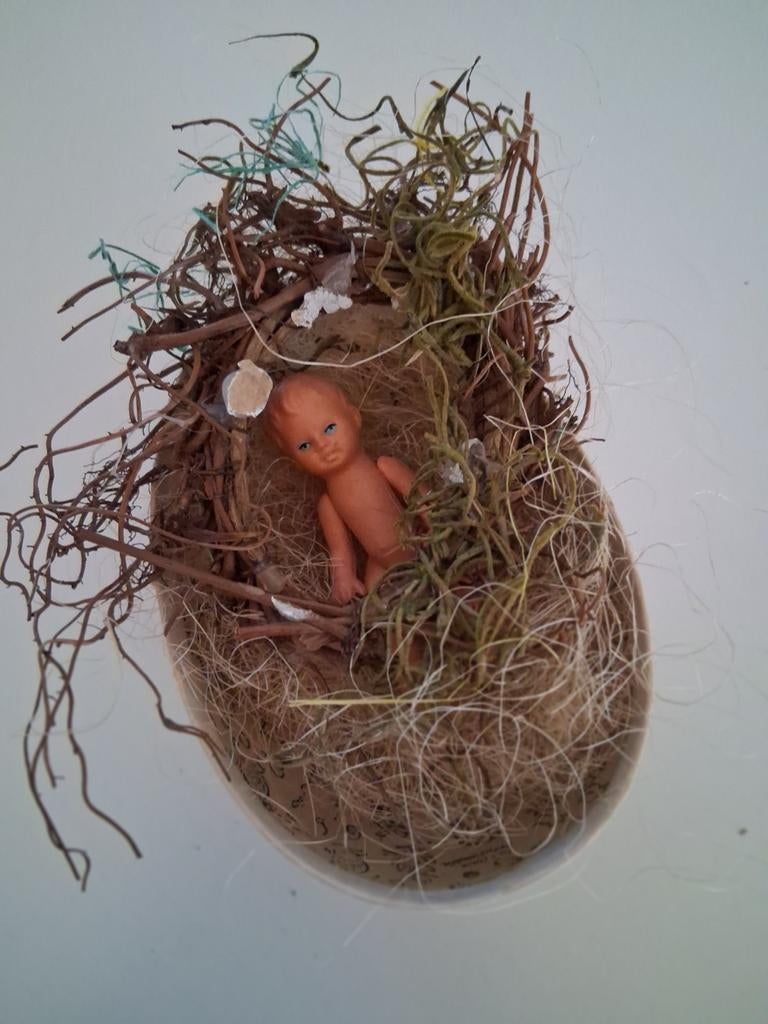 Antiek paasei half met babypopje., Diversen, Pasen, Ophalen of Verzenden