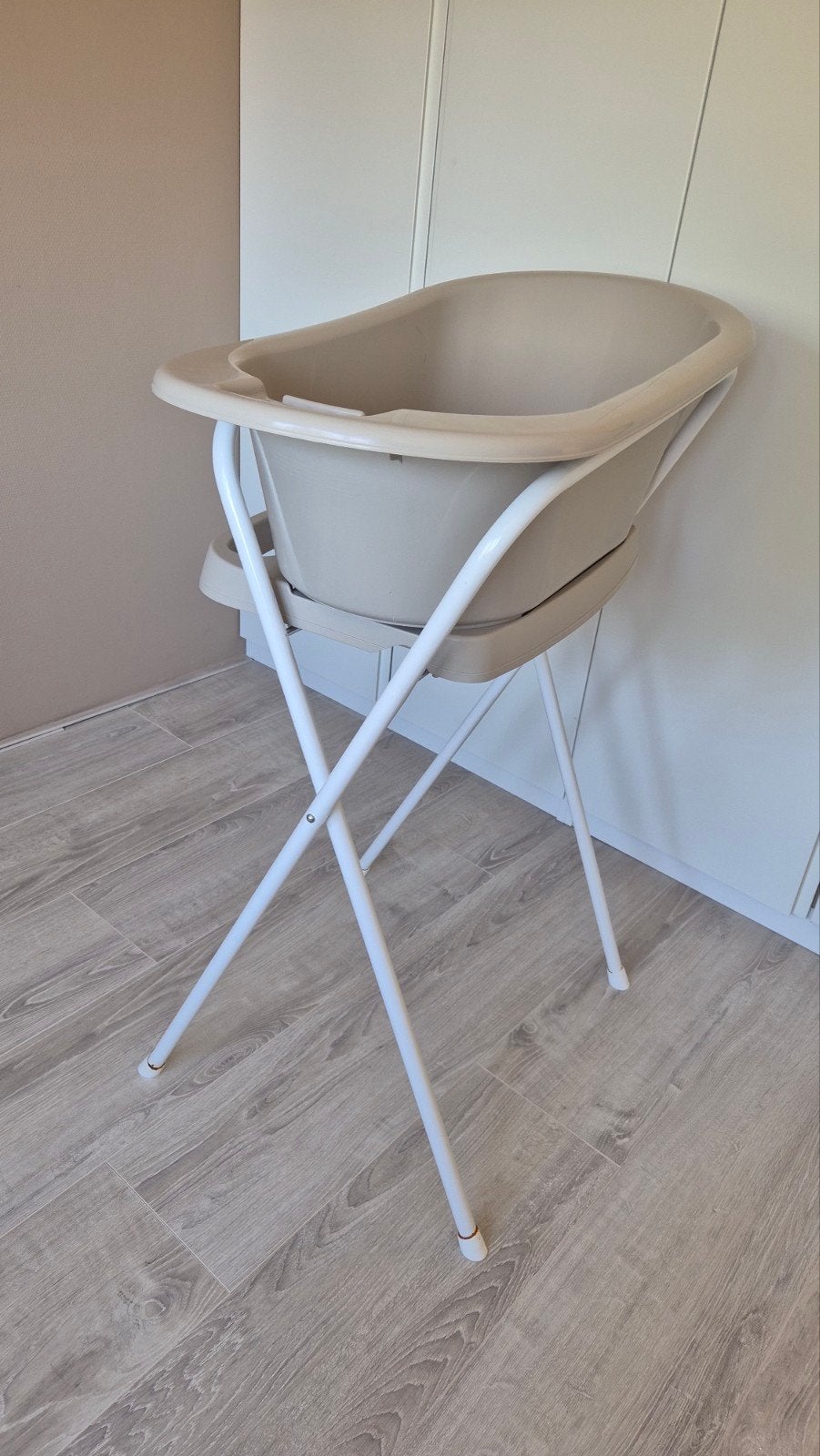 Bébé-jou Beige Babybadje met Standaard, Kinderen en Baby's, Ophalen, Gebruikt, Badje, Bébé-jou