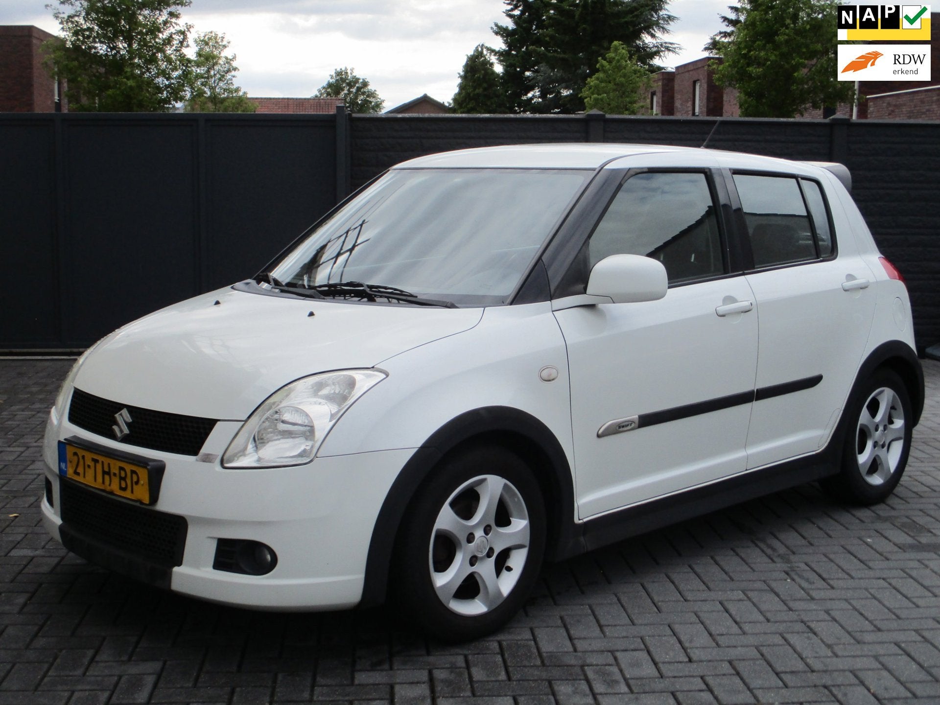 Suzuki Swift 1.3 Shogun Sport Airco 5 deurs Parelmoer !, Auto's, Voorwielaandrijving, Dealer onderhouden, Stof, Zwart