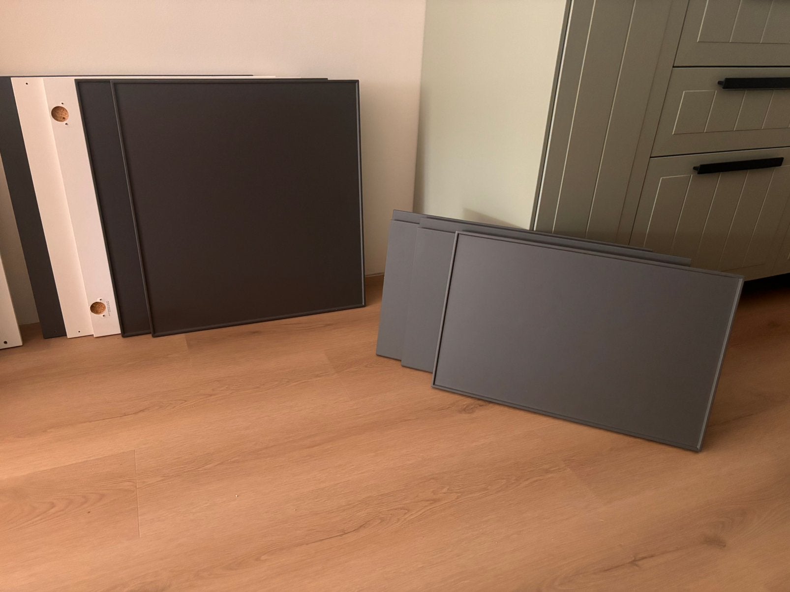 Besta frontjes (38 cm en 64 cm) Grijs en wit, Ophalen, Zo goed als nieuw