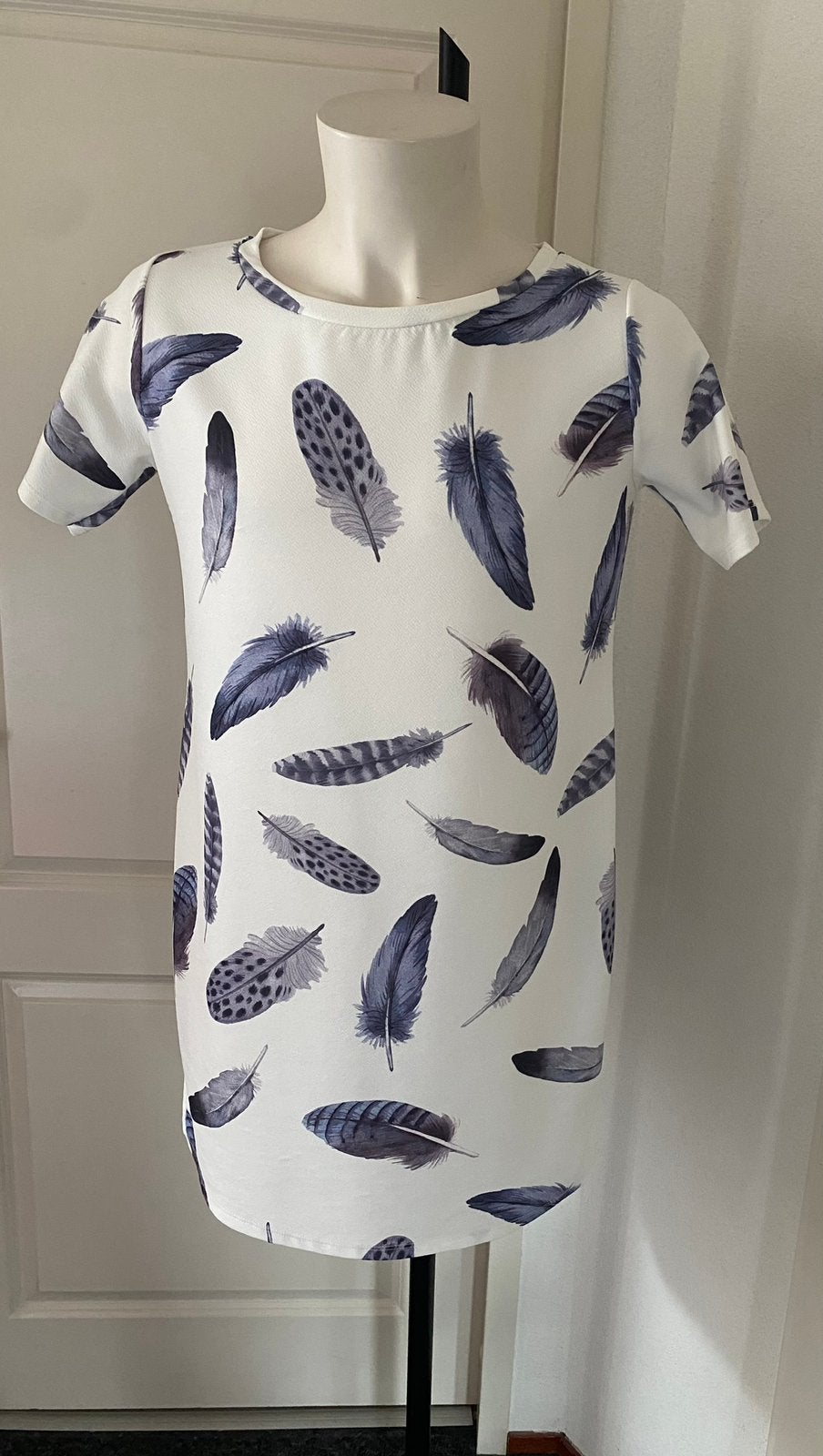 Jurk wit met blauwe veren Maat XL, Wit, Maat 46/48 (XL) of groter, Ophalen of Verzenden, Zo goed als nieuw