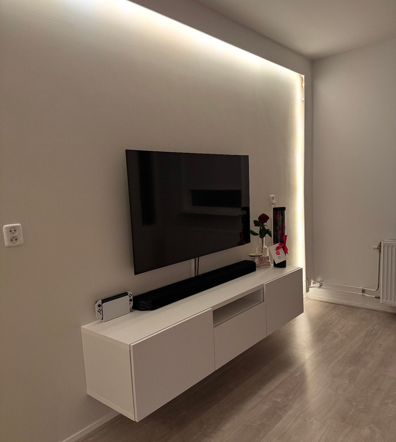 Ikea Besta TV-meubel wit 180x42x39 cm, Overige materialen, 150 tot 200 cm, Ophalen of Verzenden, Zo goed als nieuw