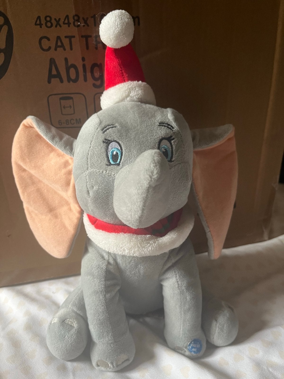 Dumbo knuffel met kerstmuts en geluid, Grijs, Ophalen of Verzenden, Zo goed als nieuw, Middelgroot (20 tot 80 cm)