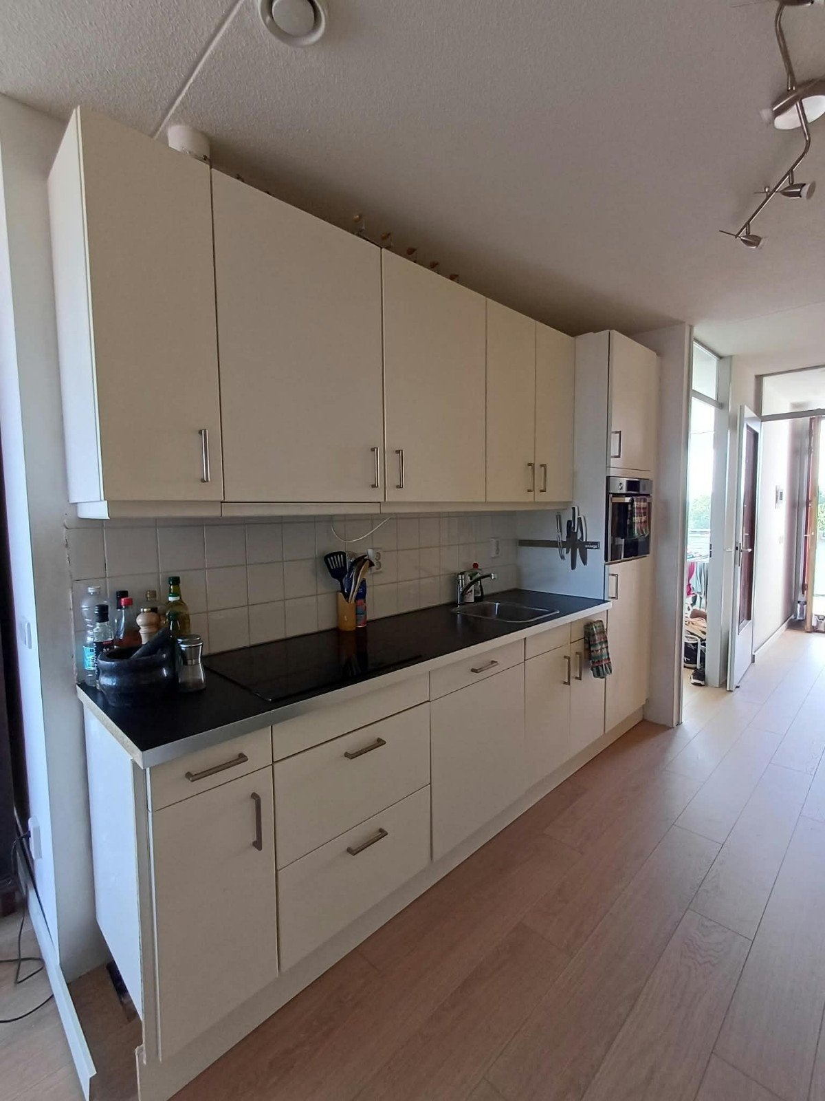 Complete keuken met inbouwapparatuur en bovenkasten
