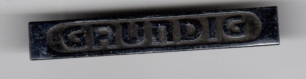 LOGO GRUNDIG 2 PINNEN AAN ACHTERZIJDE 5,5 BIJ 0,8 CM, Verzamelen, Ophalen of Verzenden, Gebruikt, Overige onderwerpen