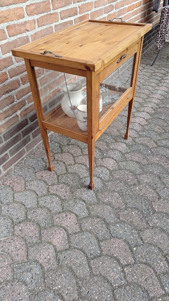 Mooi theekastje, Ophalen