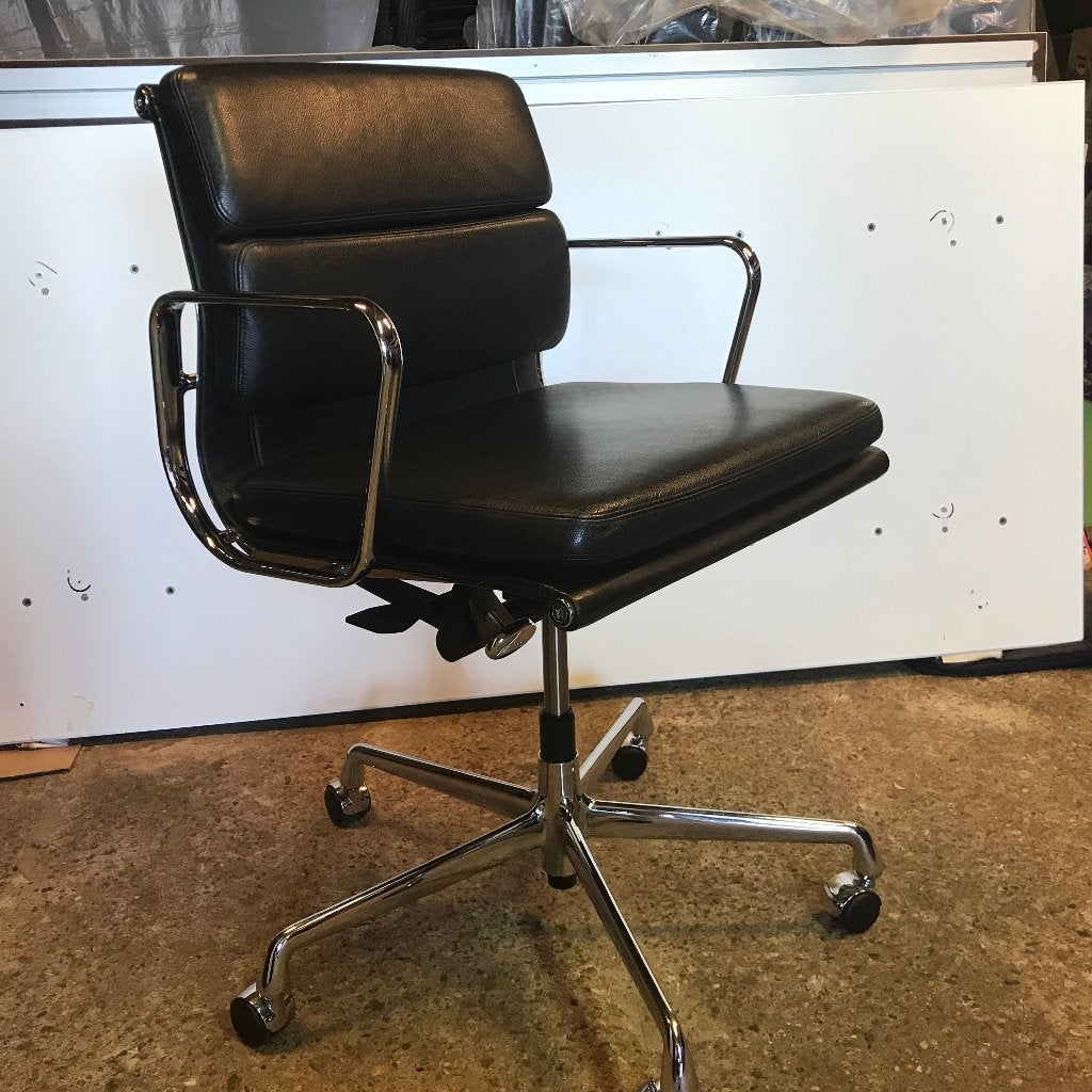 4 ZGAN Vitra Eames softpad Aluminium chair EA 217, Ophalen, Zwart, Zo goed als nieuw, Nvt