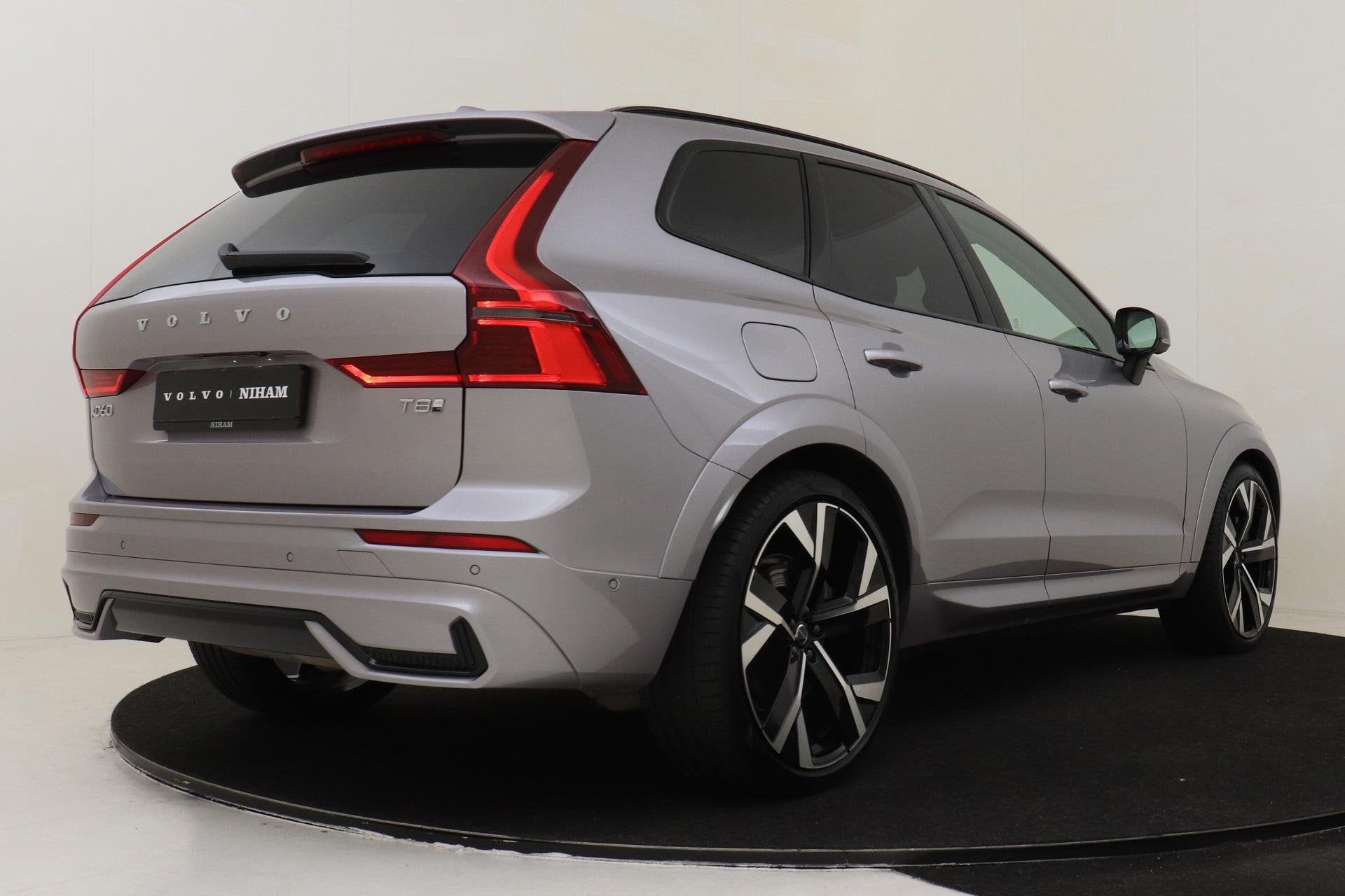 Volvo XC60 II T8 PLUG-IN HYBRID AWD ULTRA DARK EXECUTIVE EDI, Auto's, Automaat, 12 maanden, Gebruikt, Euro 6