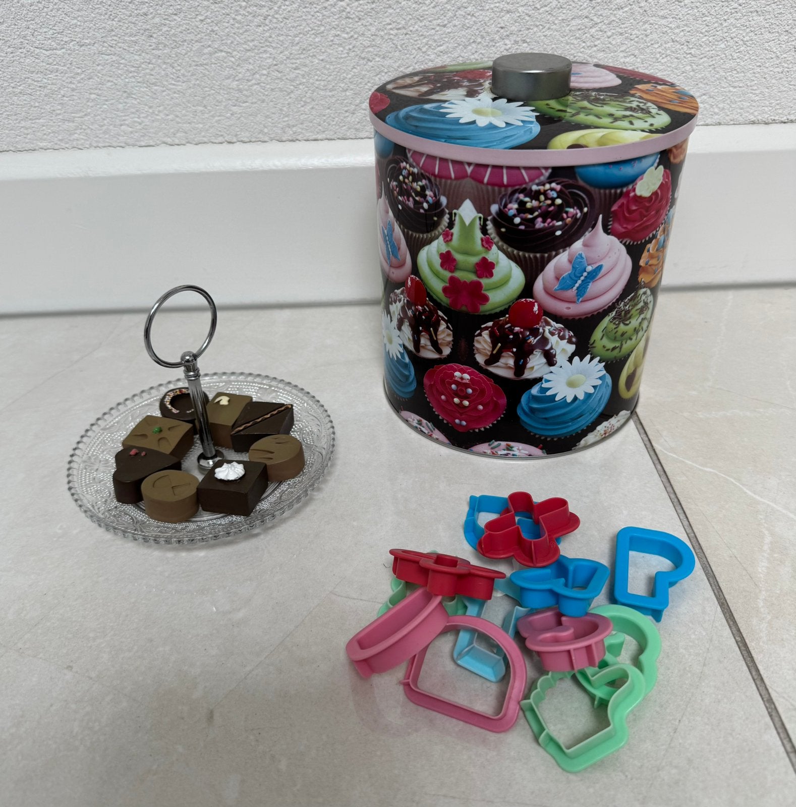 Pakket etagere + nepbonbons + muffin blik + koekvormpjes, Ophalen of Verzenden, Zo goed als nieuw