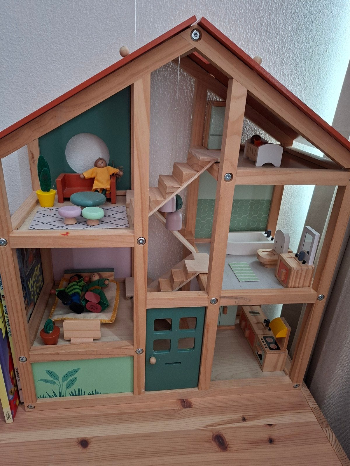 Houten Poppenhuis met Meubels en Poppen, Kinderen en Baby's, Speelgoed | Poppenhuizen, Ophalen, Zo goed als nieuw, Poppenhuis