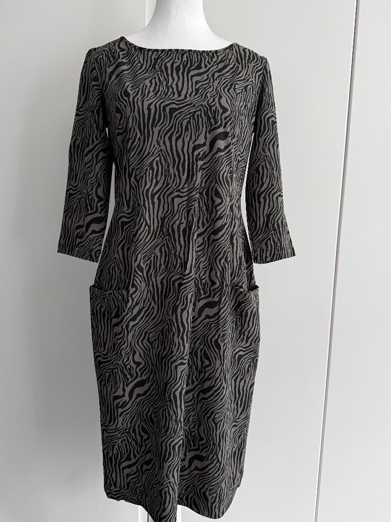 MOQ, Nieuw jurkje met print in taupe / donkerblauw, mt. 40, Maat 38/40 (M), Overige kleuren, Verzenden, Nieuw