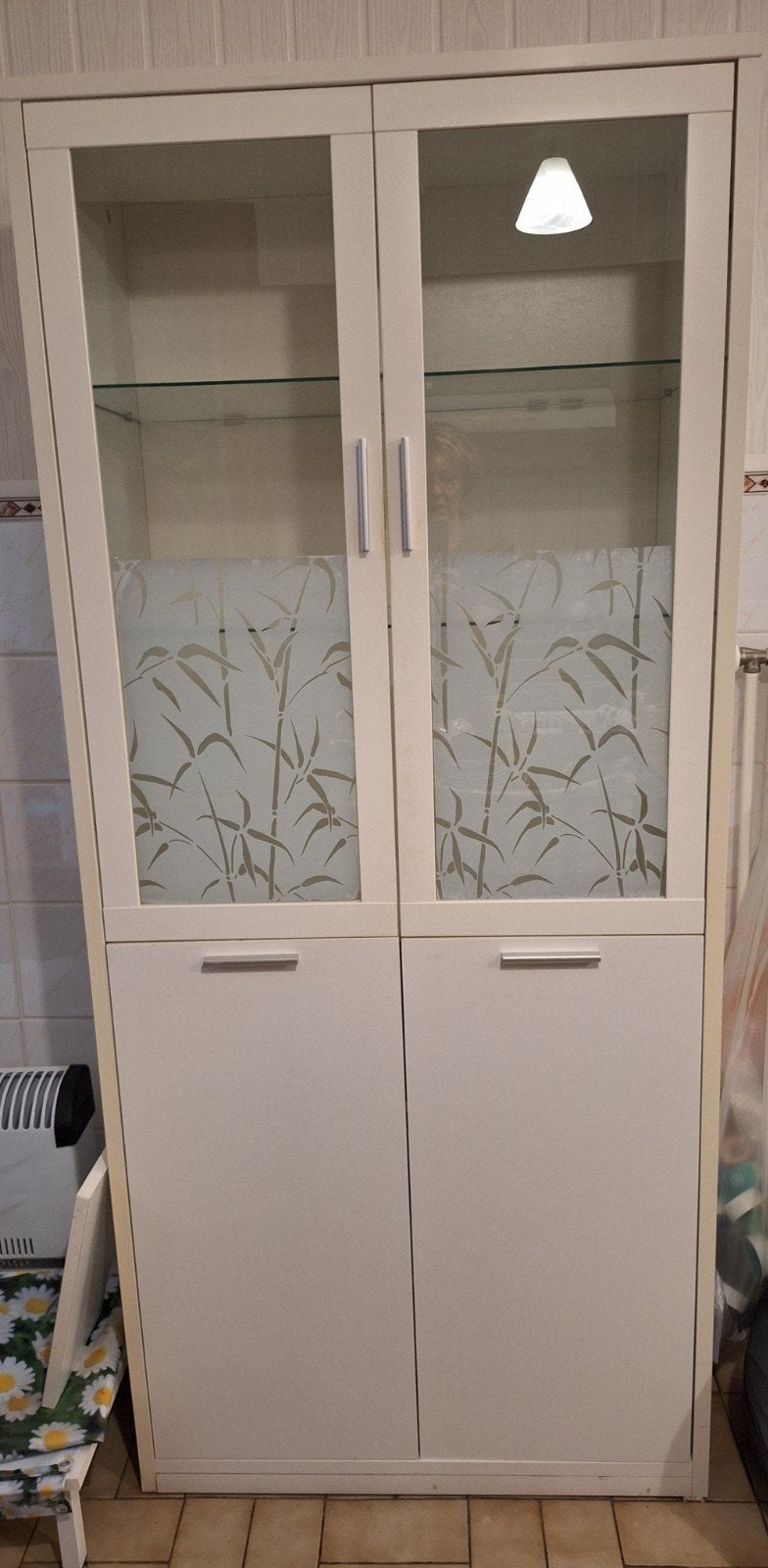 Witte vitrinekast met glazen deuren en planken, Ophalen, Glas, 50 tot 100 cm, Modern