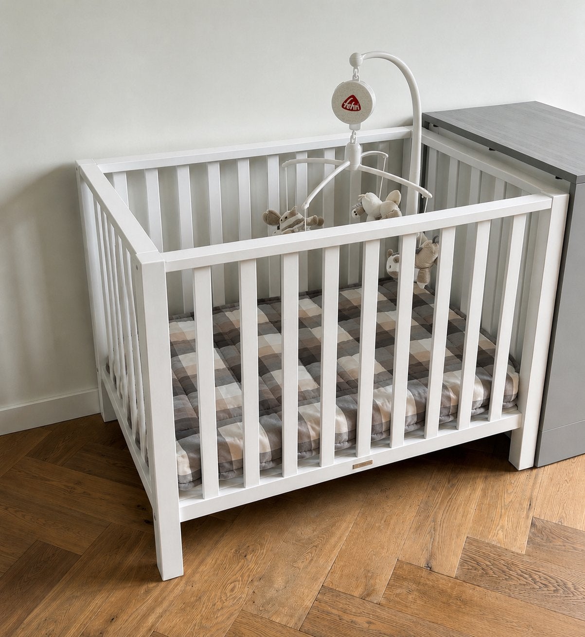 TWF houten lichtgrijze box +matras + boxkleed + muziekmobiel, Ophalen, Gebruikt, Rechthoekig, Boxkleed
