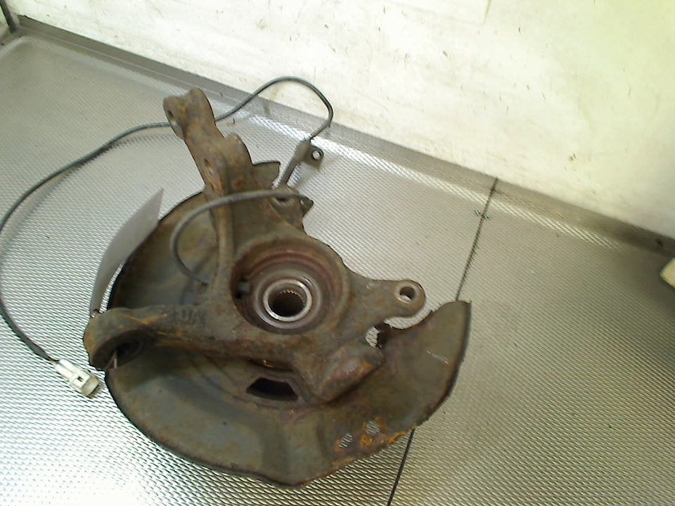 Fusee Links Voor Toyota Yaris II (P9) (2008-11/2011-12), Gebruikt, Kundenbetreuung@toyota.de, Toyota-Allee 2, Köln 50858, , Duitsland