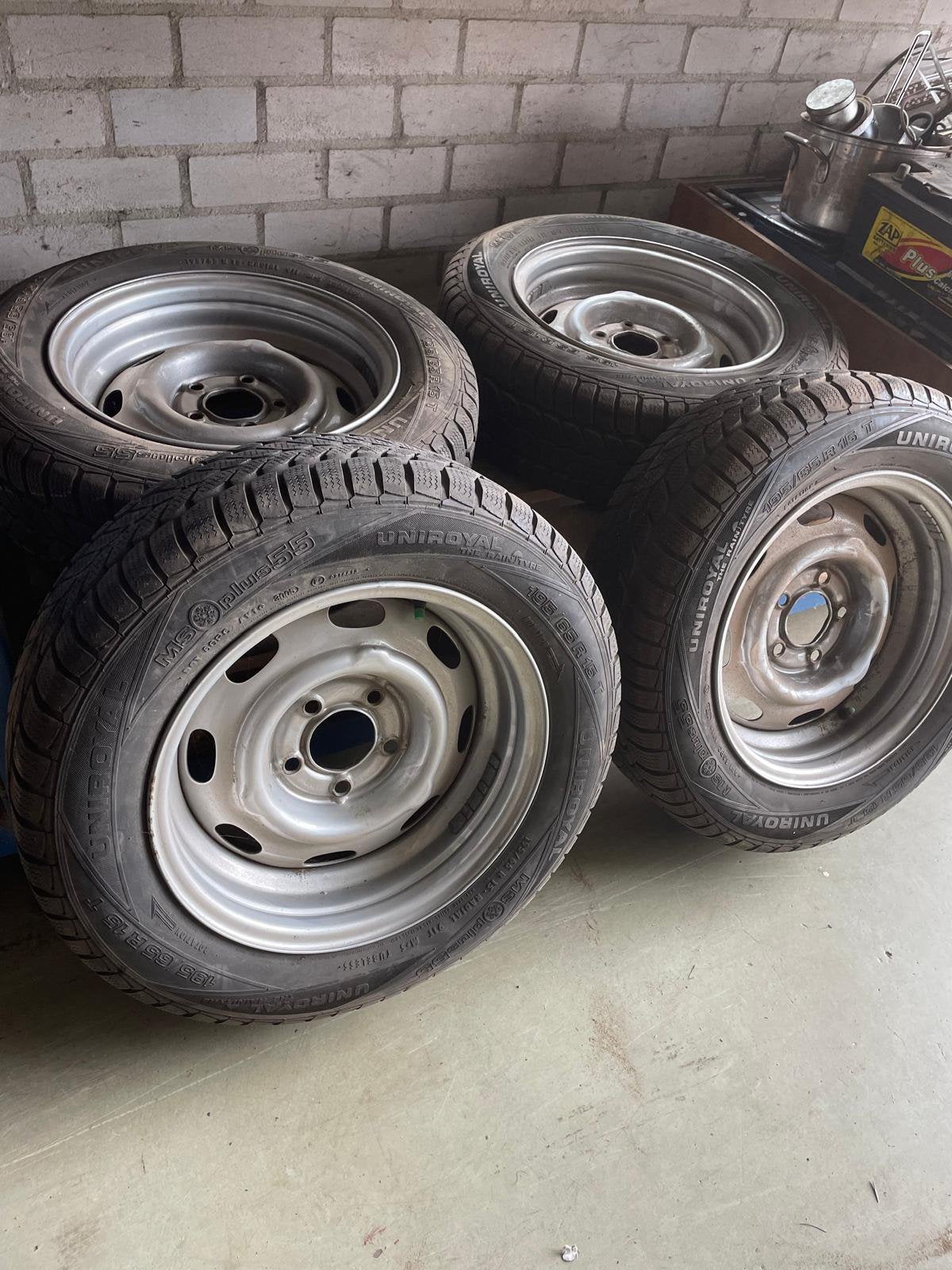 VERBREDE VELGEN MET BANDEN VOLVO AMAZON, Ophalen, Winterbanden, Band(en)