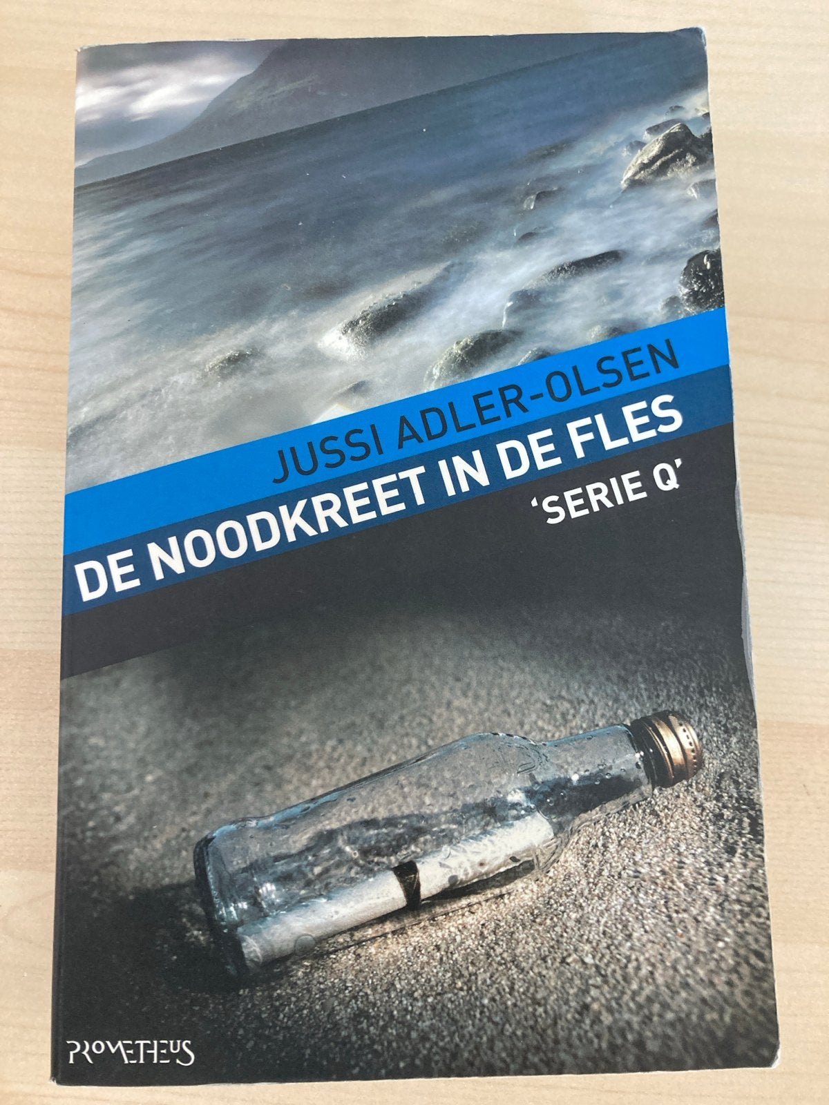 De Noodkreet in de Fles - Jussi Adler-Olsen (Serie Q), Boeken, Ophalen of Verzenden, Zo goed als nieuw, Scandinavië
