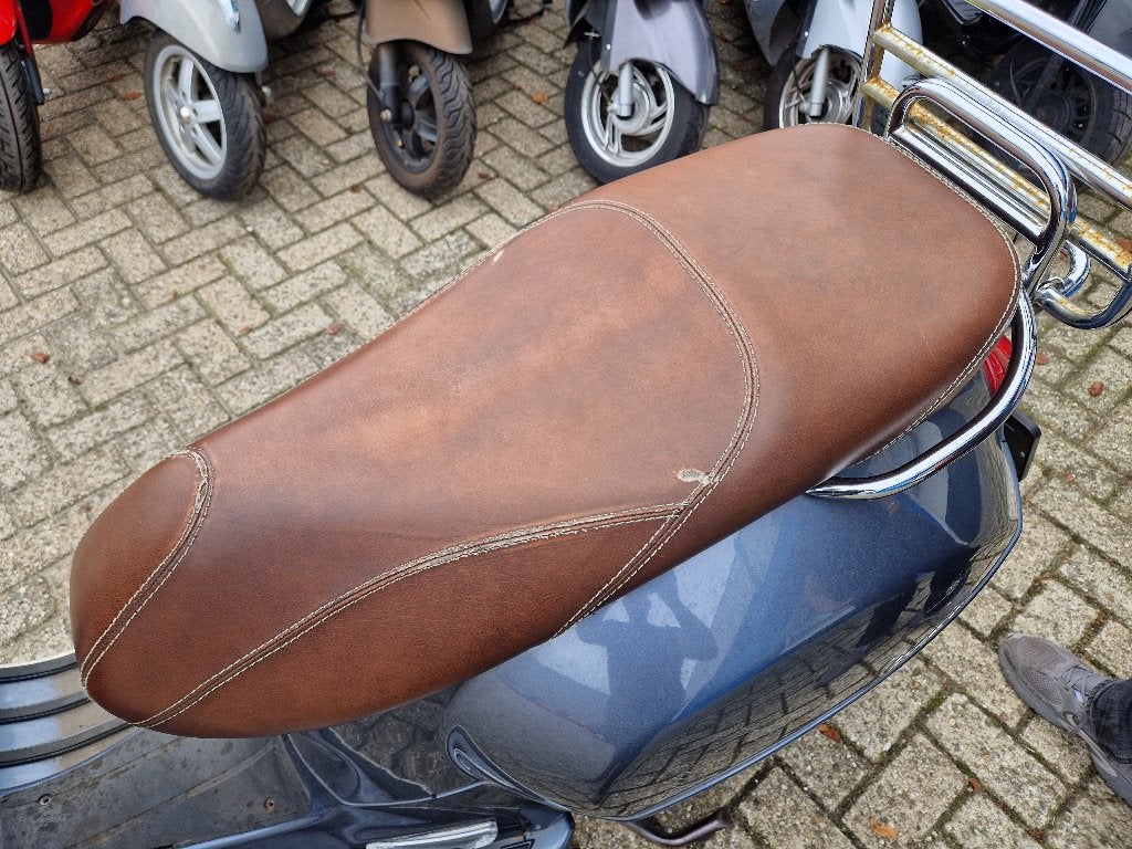 Zadel , seat ,Vespa GTS 300CC modellen + veel onderdelen, Ophalen, Gebruikt, Zadel, Vespa