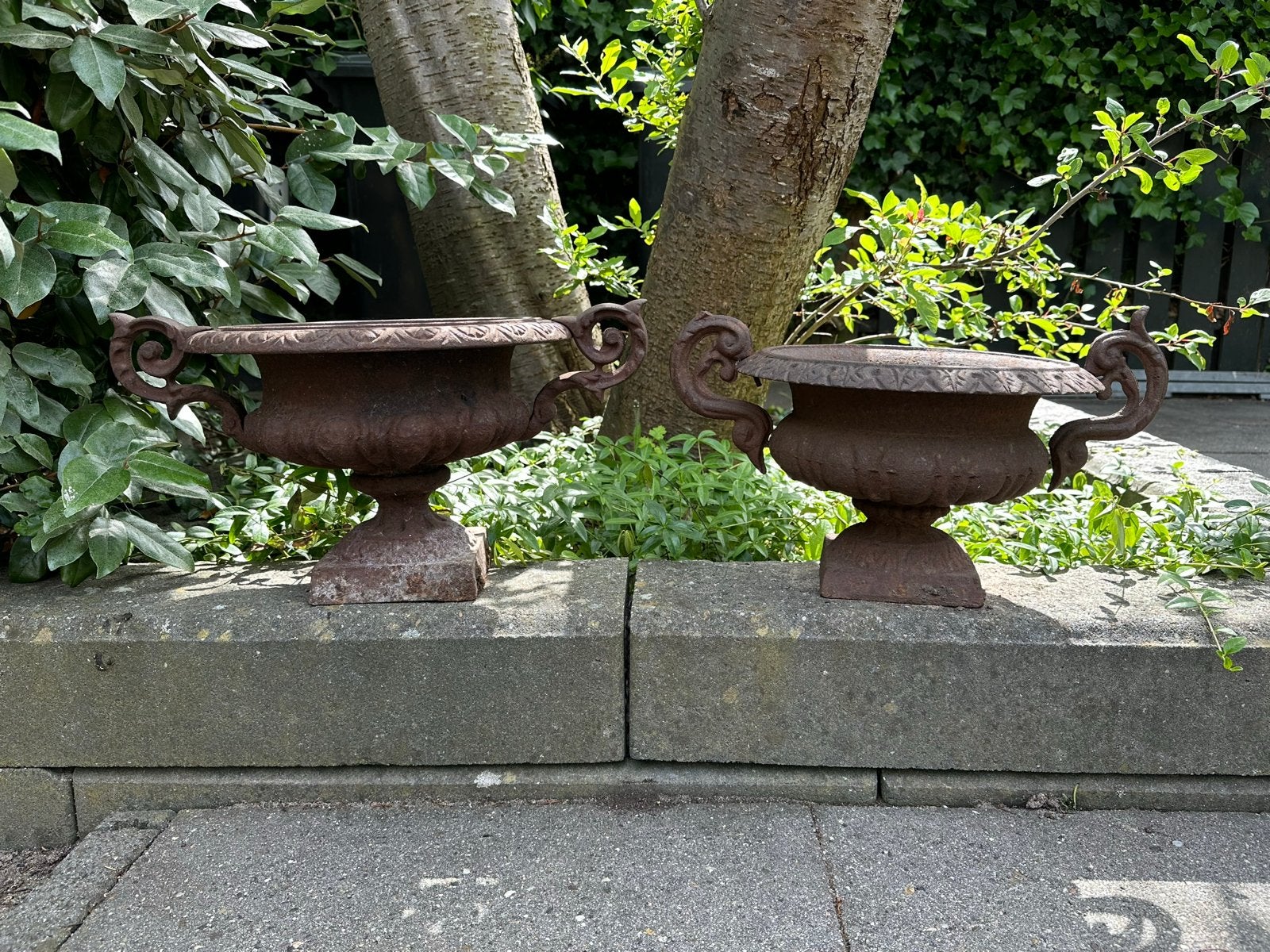 Set van 2 gietijzeren tuinvazen plantenbakken, Ophalen