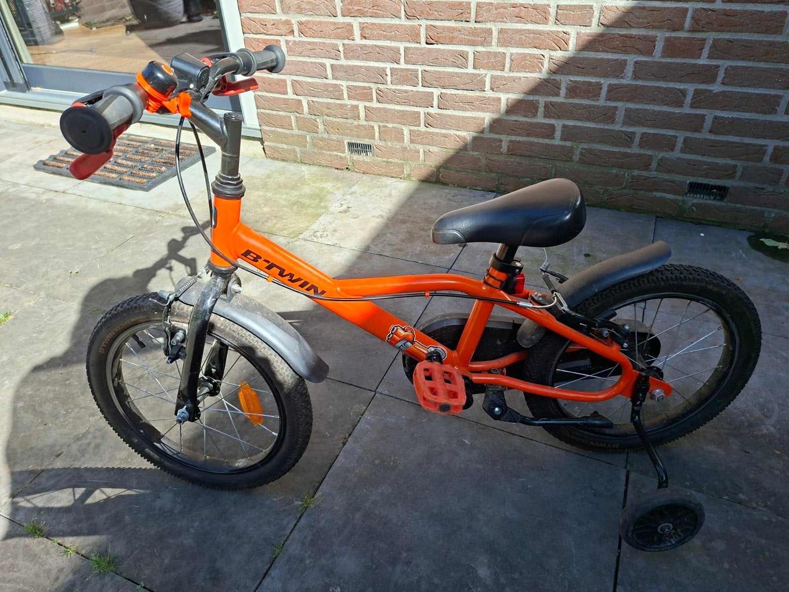 B'TWIN Kinderfiets Oranje 16 inch met zijwieltjes, Ophalen, B'TWIN, Zijwieltjes, Velgrem
