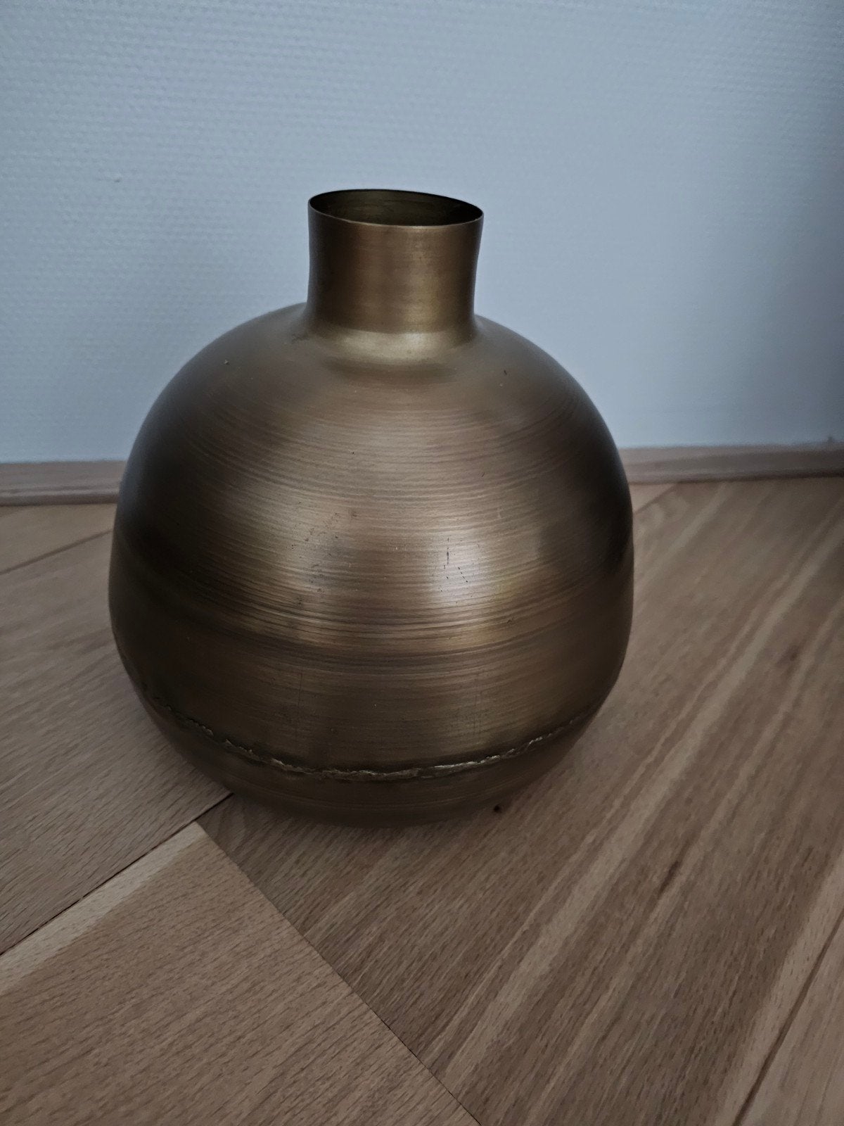 Mat goudkleurige bolvaas, Huis en Inrichting, Woonaccessoires | Vazen, Ophalen