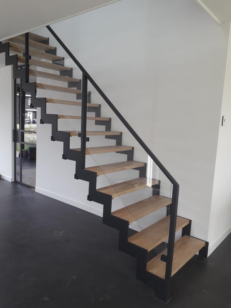 Stalen trap, kwartdraai trap, bordes trap, trap staal hout, Doe-het-zelf en Verbouw, Ladders en Trappen, Ophalen, Nieuw, 2 tot 4 meter