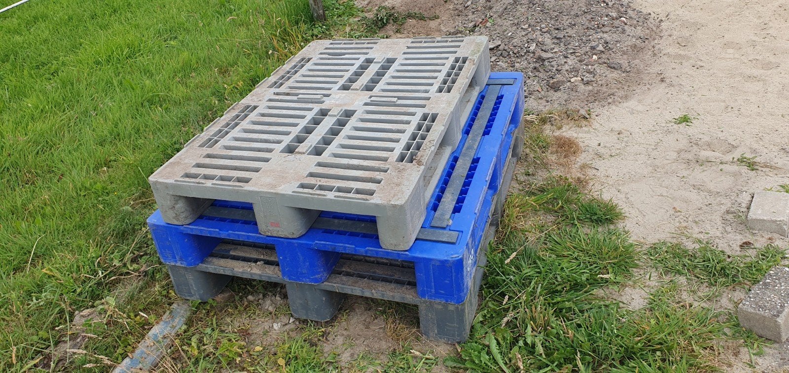 3 pallets kunststof, Ophalen