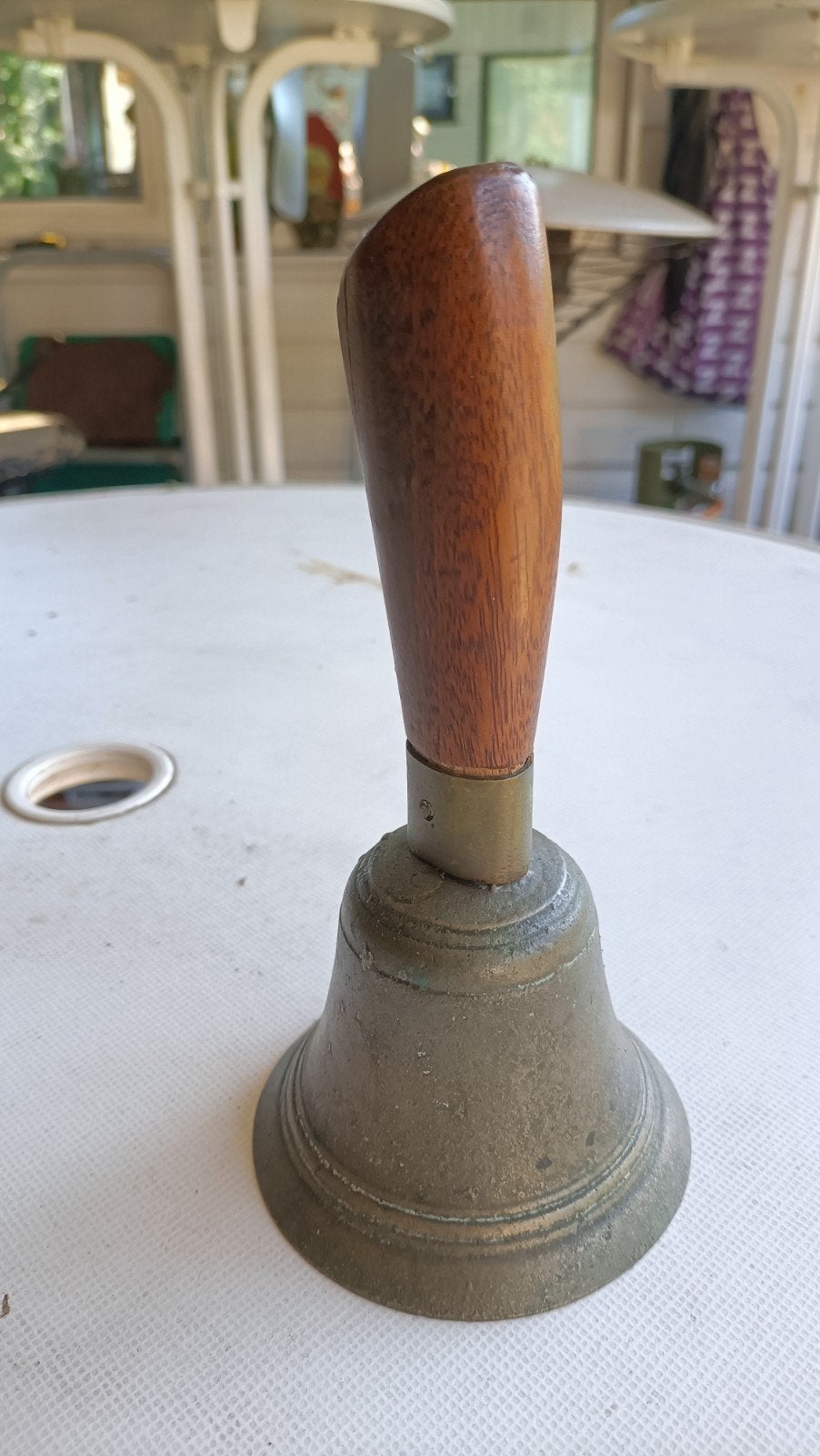 Antieke handbel met houten handvat, Ophalen of Verzenden