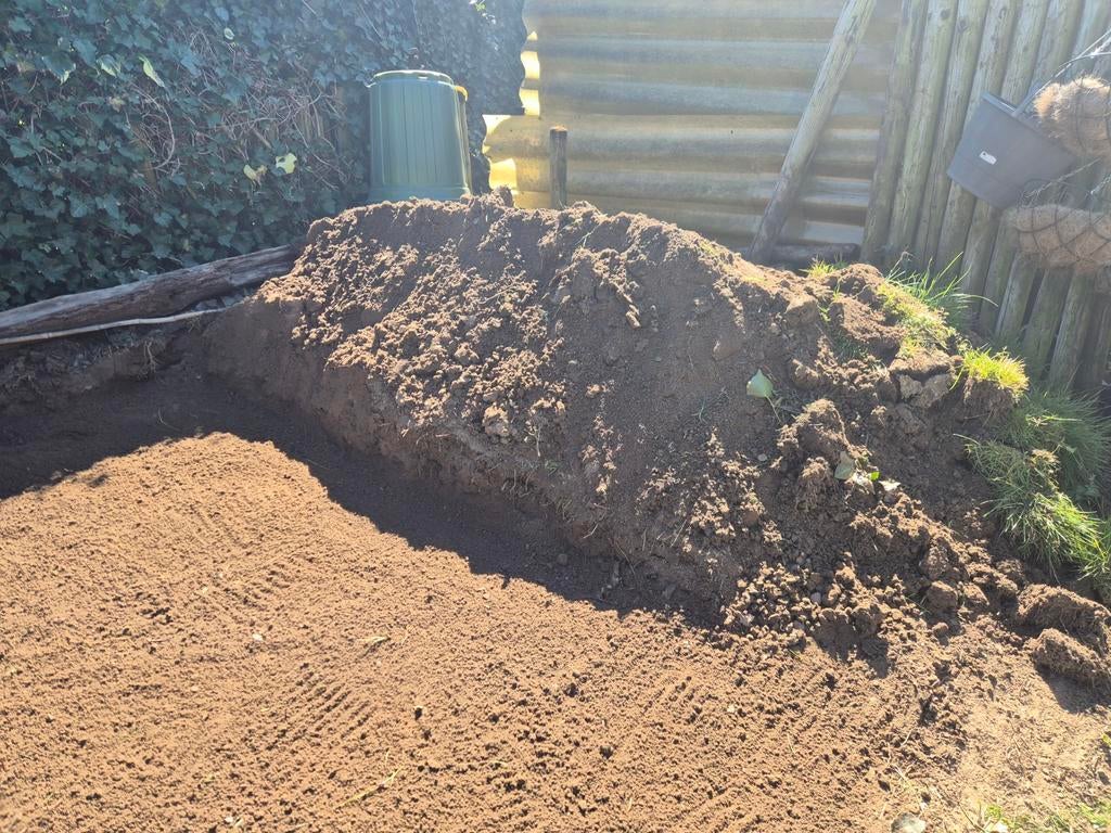 Gratis tuinaarde met aanhanger bereikbaar, Ophalen, Tuinaarde