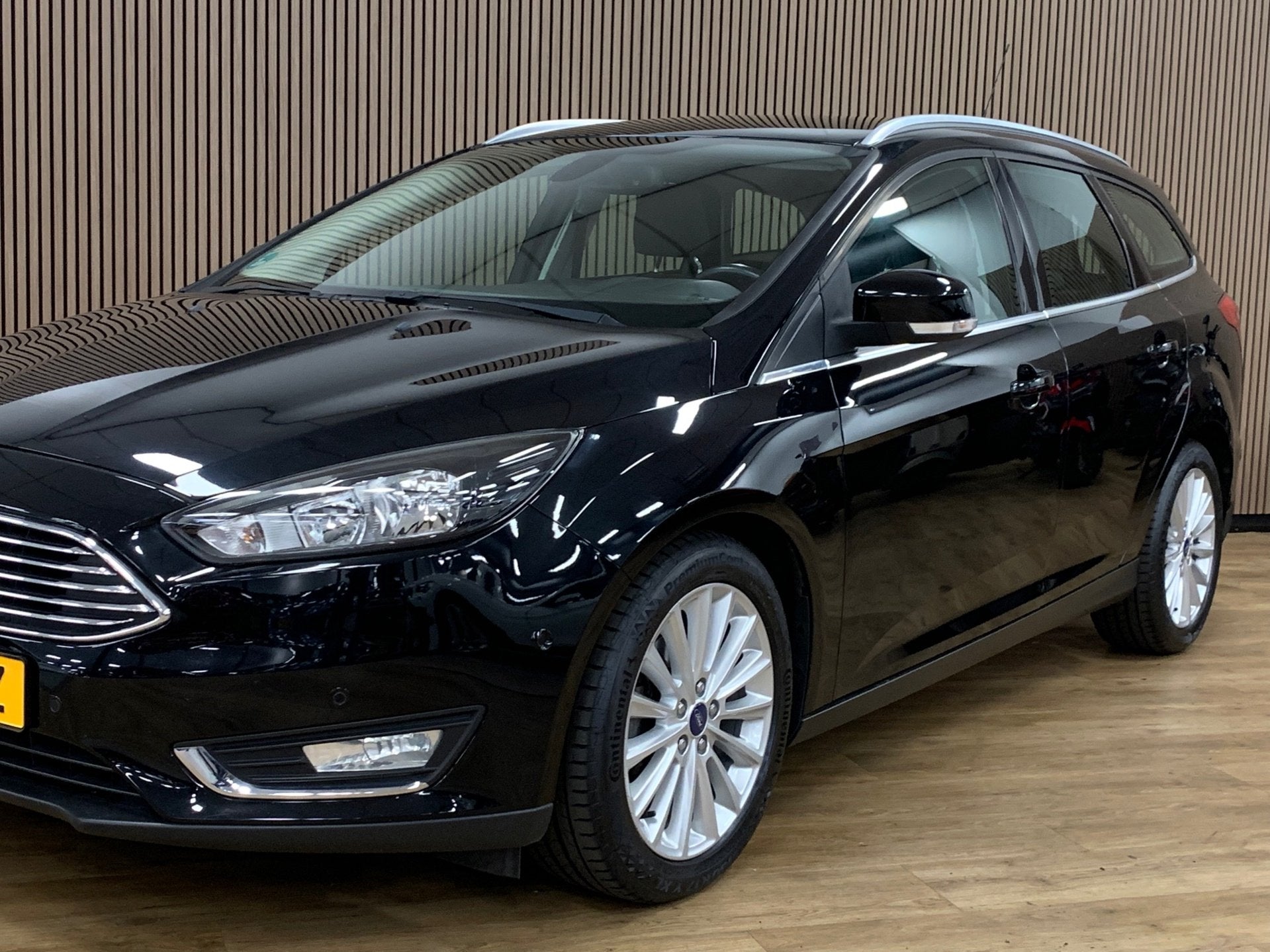 Ford Focus Wagon 1.0 Titanium|105000KM|Navigatie|Climate Con, Gebruikt, Automatische klimaatregeling, Zwart, Origineel Nederlands