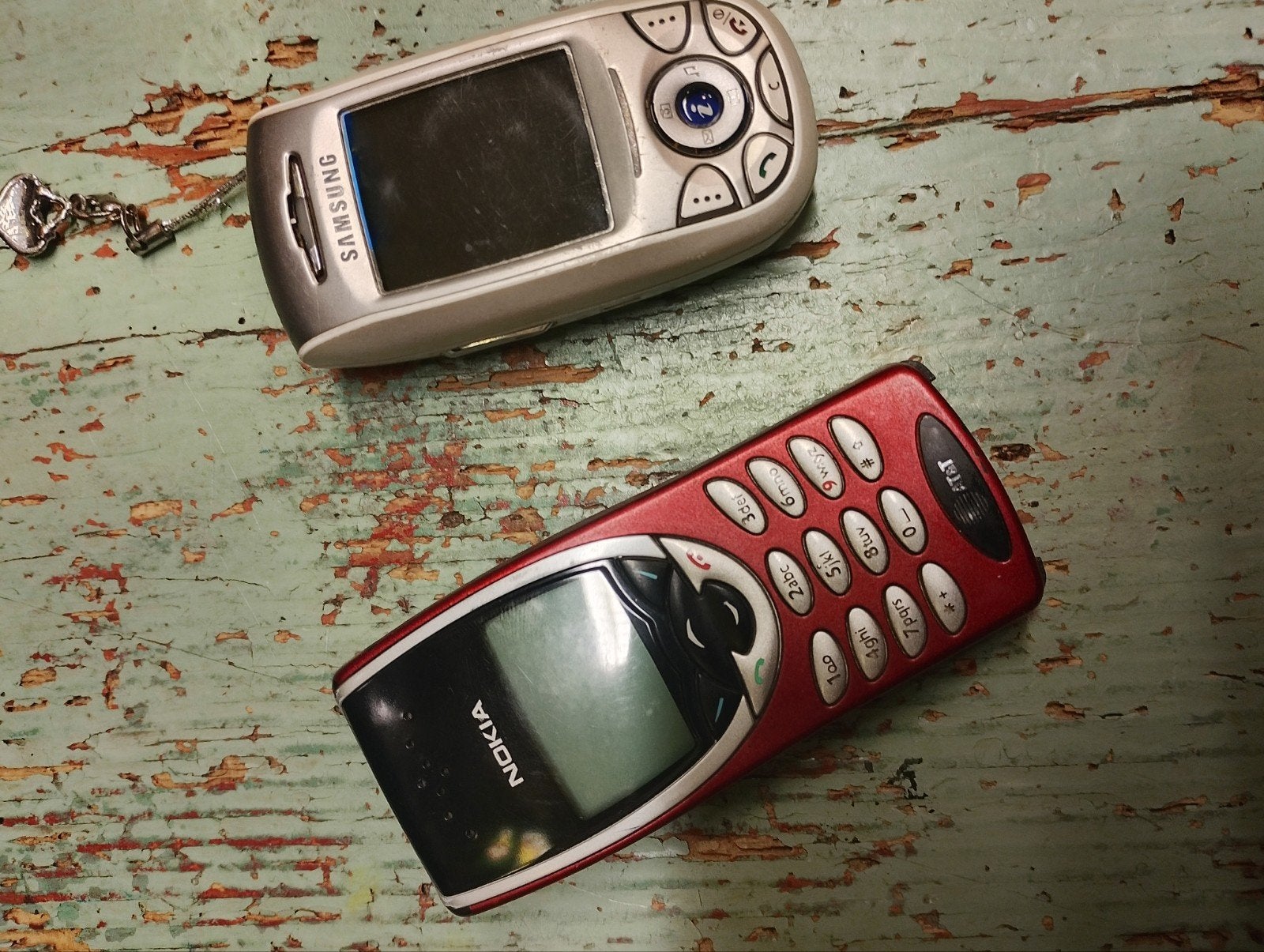 2 vintage telefoons, Ophalen of Verzenden, Gebruikt, Geen camera, Inklapmodel