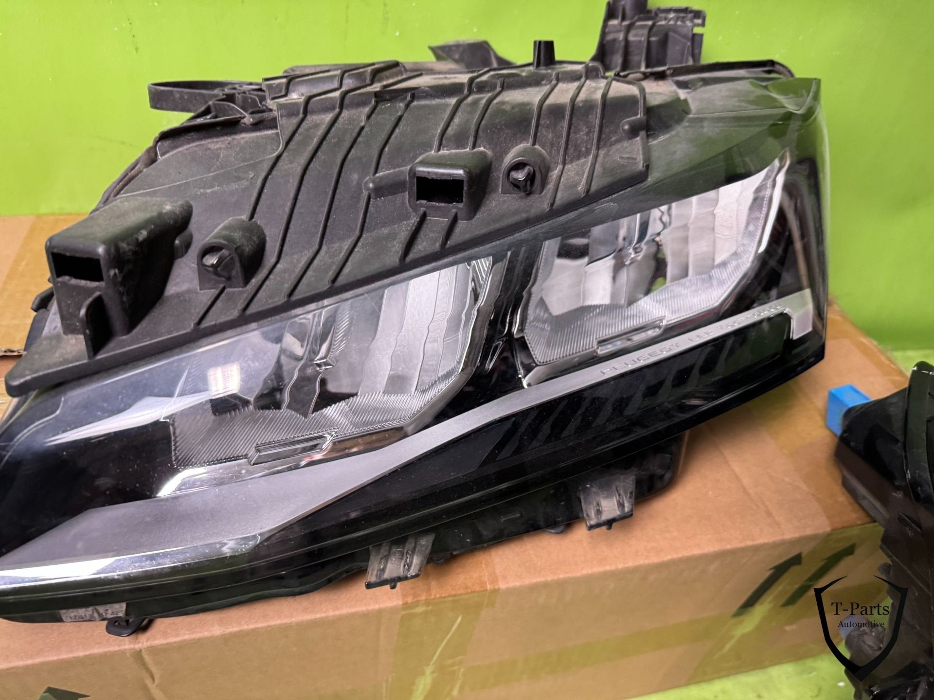 peugeot 308 koplamp links 98516733 lamp 98516733, Taurusavenue 1
2132 LS  Hoofddorp, NL, Gebruikt, Contact.group@renault.com, Stellantis N.V.