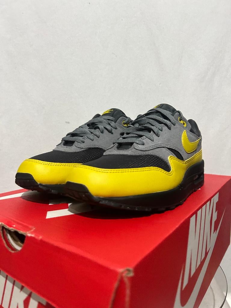 NIEUW IN DOOS! Maat 42 - Nike Air Max 1 Essential Batman, Overige kleuren, Verzenden, Nike, Nieuw