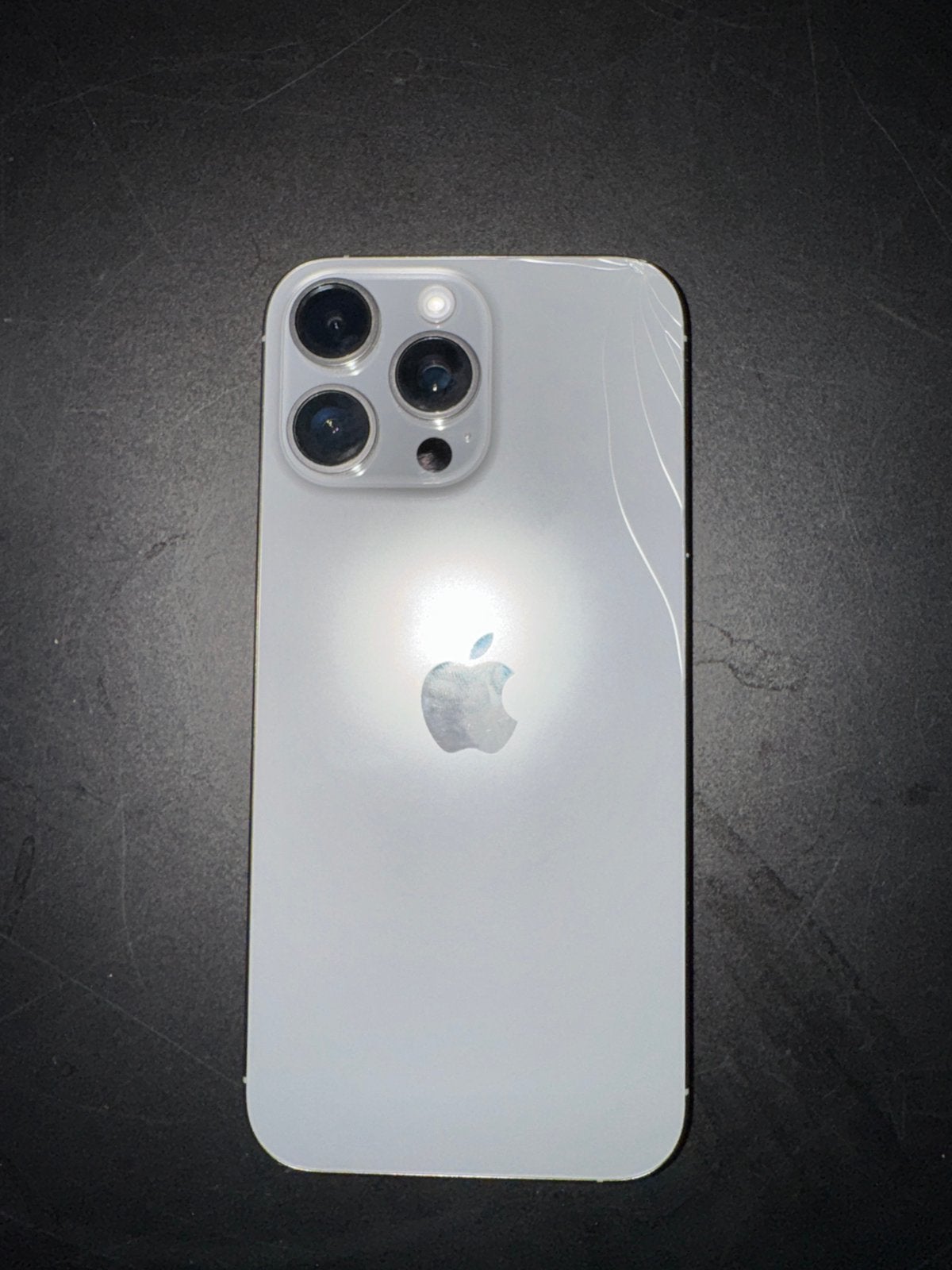 Iphone 16 PRO MAX Met beschadiging achterkant