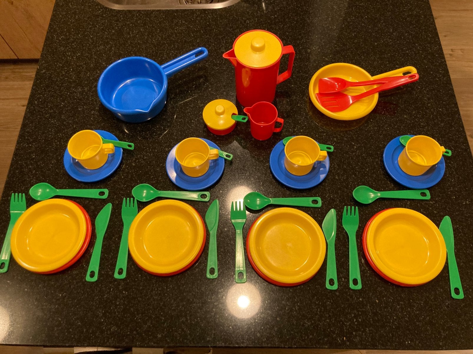Dantoy speelgoedservies - 42 delig, Ophalen, Gebruikt, Kunststof, Speelkeuken-accessoire