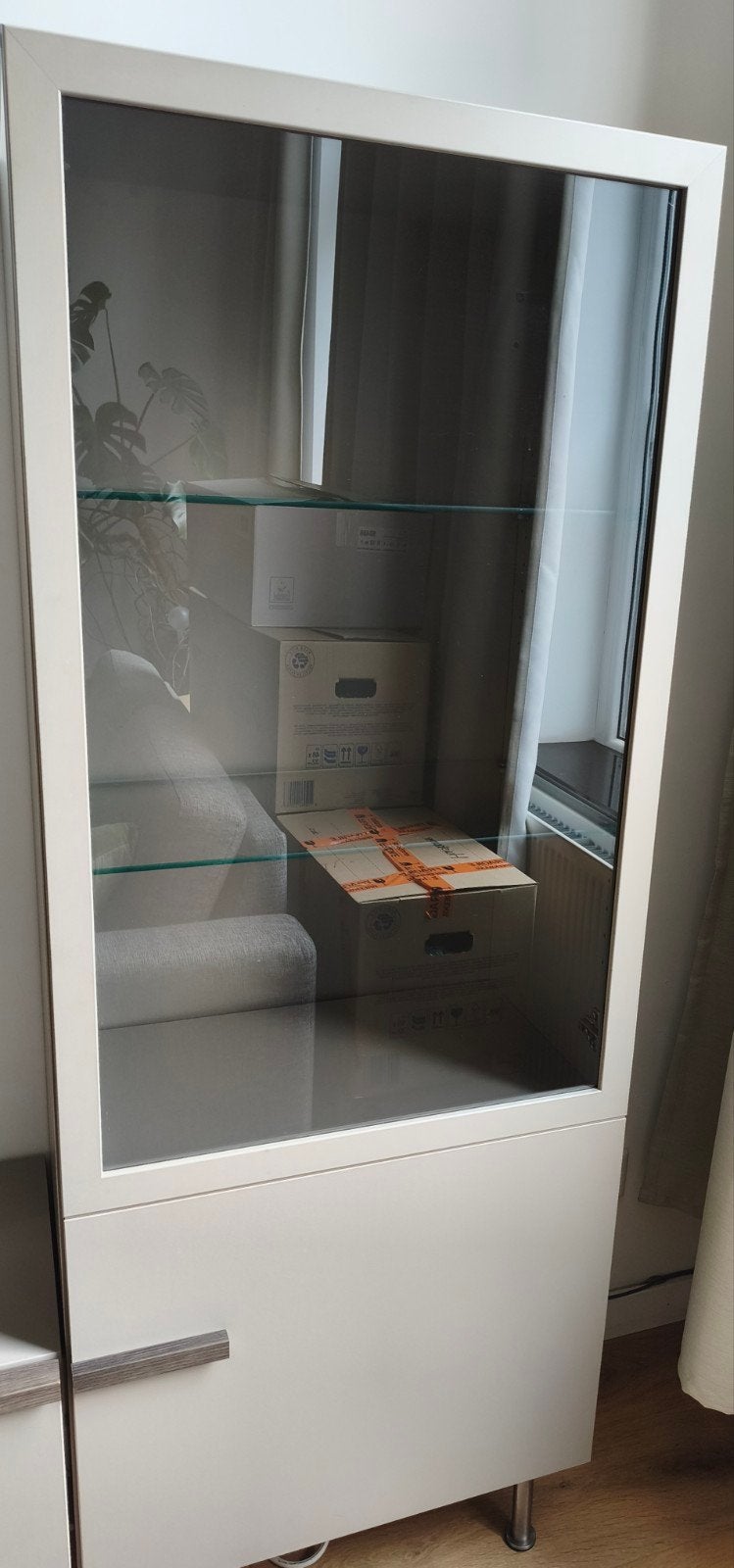 Stijlvolle vitrinekast met glazen planken