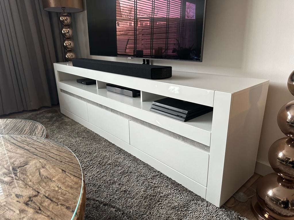 Hoogglans wit televisiemeubel met beton look, Ophalen, Overige materialen, 150 tot 200 cm, Zo goed als nieuw