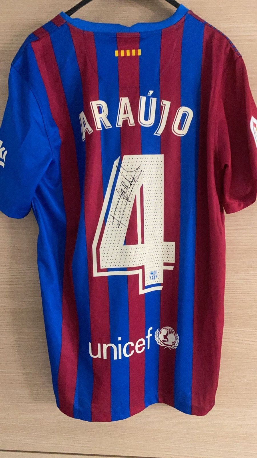 2 Gesigneerde Voetbal Tshirts Barcelona, Maat M, Ophalen of Verzenden, Nieuw, Shirt