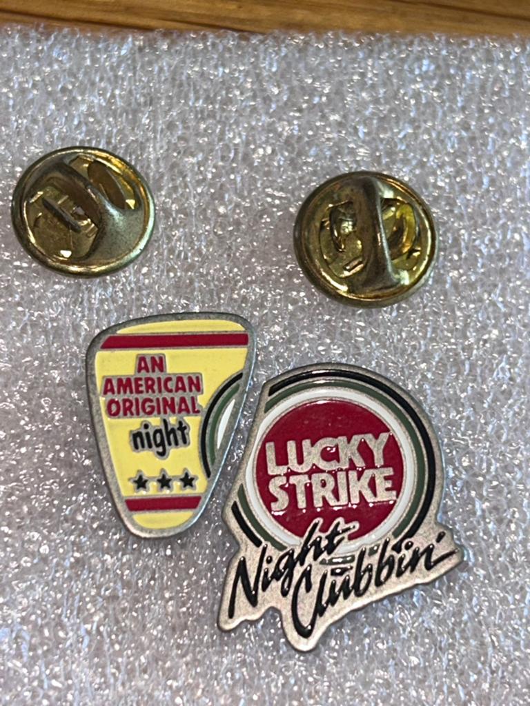 Lucky strike pins, Ophalen of Verzenden, Zo goed als nieuw, Merk, Speldje of Pin